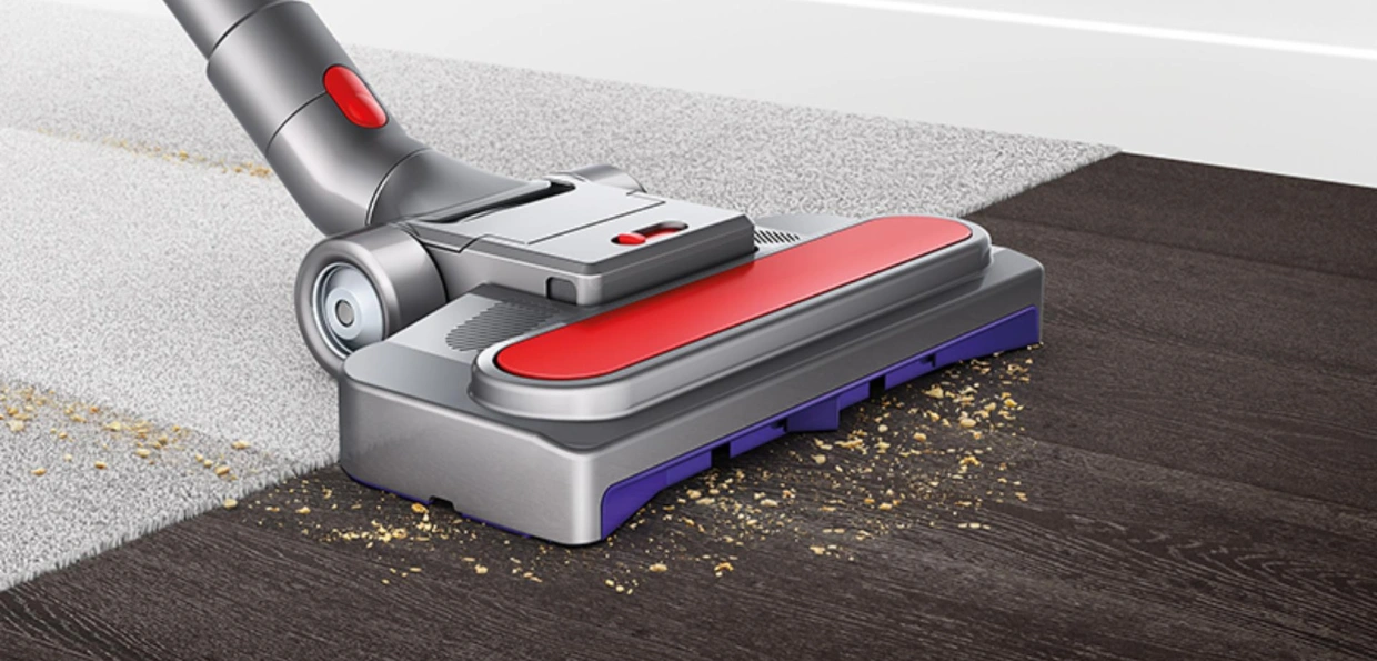 Špeciálna hubica bezvreckového vysávača Dyson Big Ball™ Parquet 2 sa automaticky dvíha a spúšťa, aby optimalizovala sací výkon na všetkých typoch podláh.