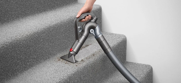 Vďaka kefe na schodicsko nie je miesto, kam by ste sa s vysávačom Dyson Cinetic Big Ball Multifloor 2 a jeho špeciálnou kefou nedostali.