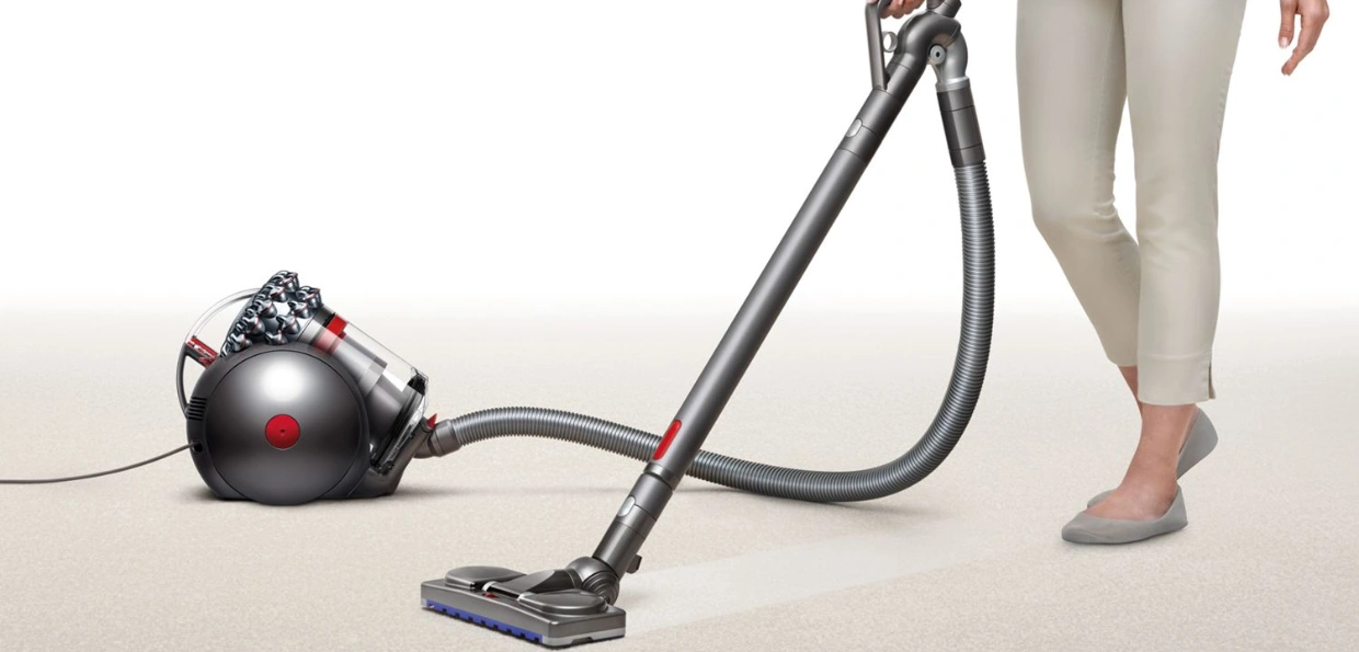 Špeciálna hubica bezvreckového vysávača Dyson Cinetic Big Ball Multifloor 2 sa automaticky dvíha a spúšťa, aby optimalizovala sací výkon na všetkých typoch podláh.