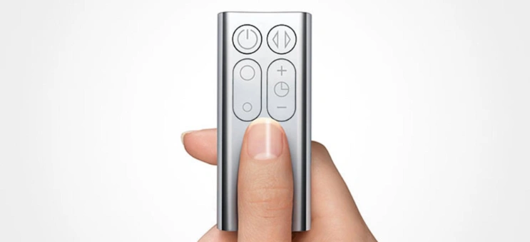 Zakrivený magnetický dizajn umožňuje pohodlné uloženie diaľkového ovládača na ventilátore Dyson Cool™ AM07.