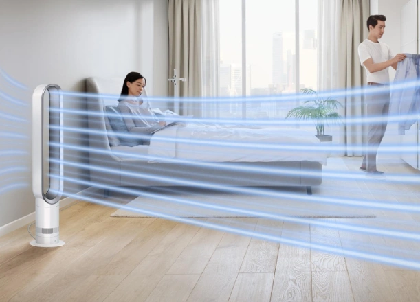 Výkonné zosilnené prúdenie vzduchu ventilátora Dyson Cool™ AM07 vás v horúcom počasí veľmi rýchlo osvieži.