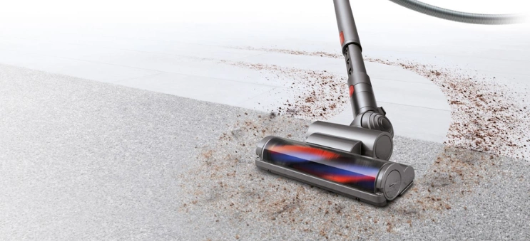 Antistatické uhlíkové vlákna zachytávajú jemný prach z tvrdých podláh a posielajú ho rovno do zásobníka vysávača Dyson Cinetic Big Ball Absolute 2.