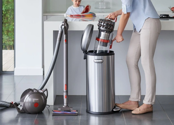 Hygienický mechanizmus vysávača Dyson Cinetic Big Ball Absolute 2 uvoľní prach aj nečistoty jedným pohybom - bez toho, aby ste sa ich museli dotknúť.