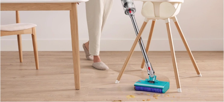 Vysávač Dyson V15s Detect Submarine™ Ľahko manévruje okolo prekážok a rýchlo zachytáva rozliate detské jedlo a nápoje.