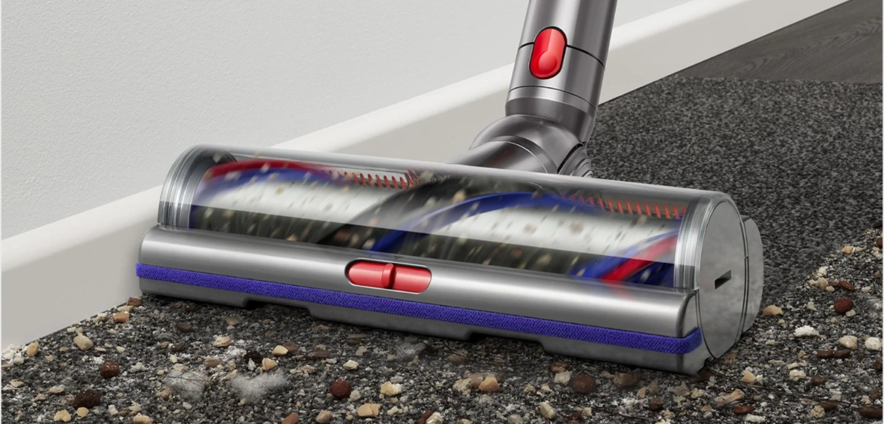 Podlahová hubica Motorbar™ s integrovanými zubami automaticky odstraňuje zamotané vlasy z kefy vysávača Dyson V15s Detect Submarine™ a pomocou technológie Dyson DLS™ si upraví výkon podľa typu podlahy.