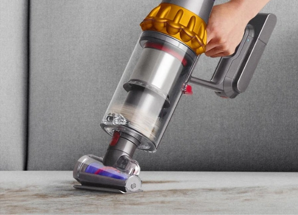 Hubica s kónickou kefou proti zamotávaniu vlasov zbiera dlhé vlasy a chlpy domácich zvierat a v priebehu niekoľkých sekúnd ich posiela rovno do koša vysávača Dyson V15s Detect Submarine™.