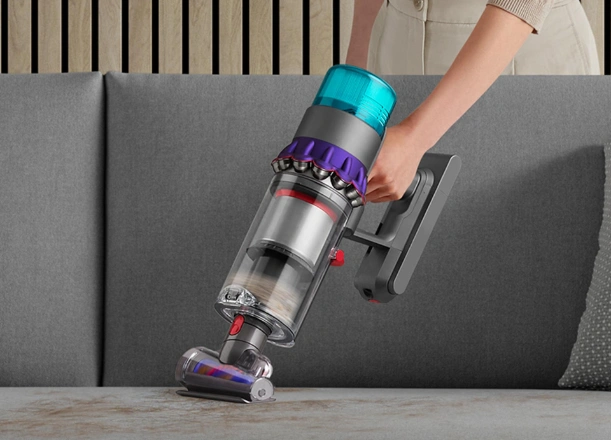 Hubica s kónickou kefou proti zamotávaniu vlasov zbiera dlhé vlasy a chlpy domácich zvierat a v priebehu niekoľkých sekúnd ich posiela rovno do koša vysávača Dyson Gen5detect™ Absolute.