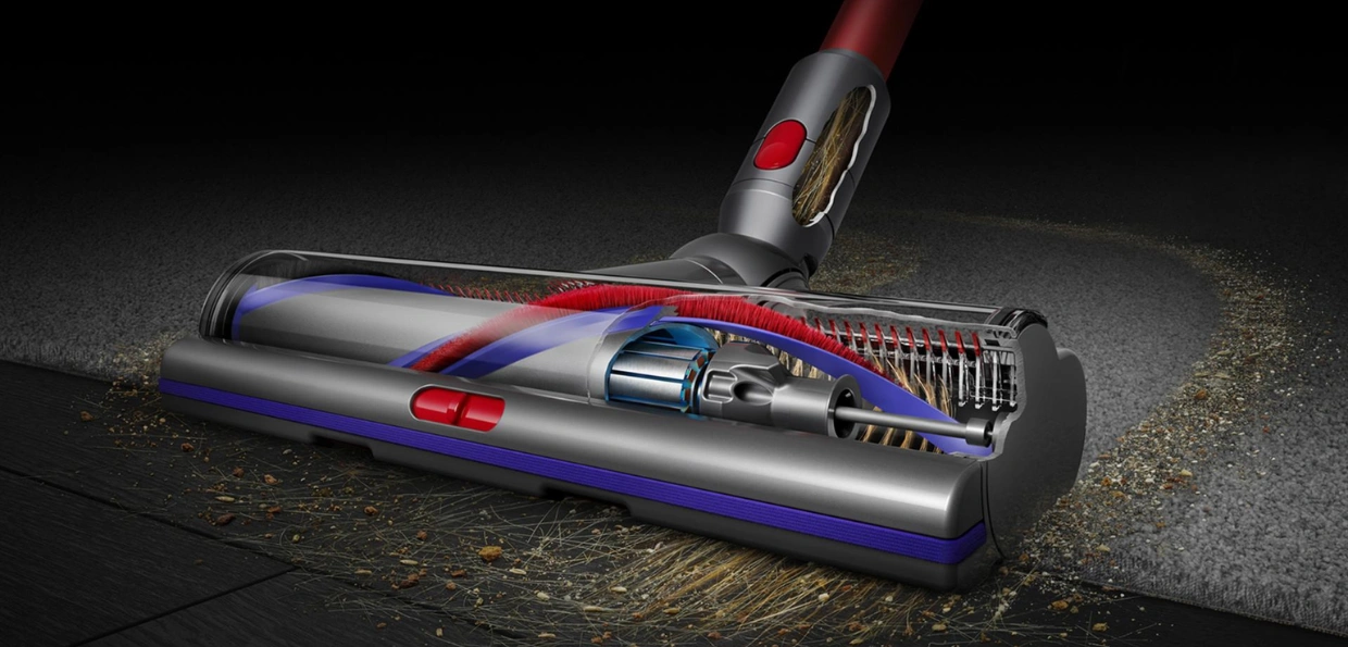 Podlahová hubica Motorbar™ s integrovanými zubami automaticky odstraňuje zamotané vlasy z kefy vysávača Dyson V15™ Detect Absolute a pomocou technológie Dyson DLS™ si upraví výkon podľa typu podlahy.