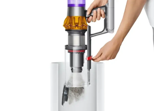 Hygienický mechanizmus vysávača Dyson V15™ Detect Absolute uvoľní prach aj nečistoty jedným pohybom, bez toho, aby ste sa ich museli dotknúť.