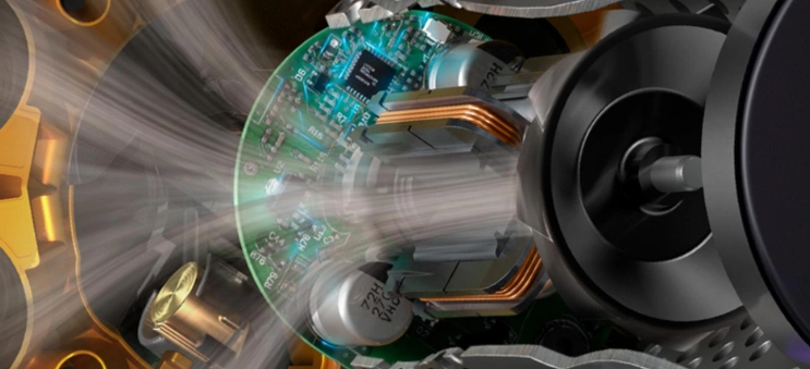 Výkonný ľahký digitálny motor vysávača Dyson V15™ Detect Absolute dosahuje až 125 000 otáčok za minútu na nekompromisné vysávanie mikroskopického prachu a väčších nečistôt.