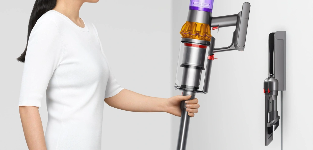 Vysávač Dyson V15™ Detect Absolute máte vždy poruke v nabíjacej kolíske, pripravený na použitie, keď ho potrebujete.