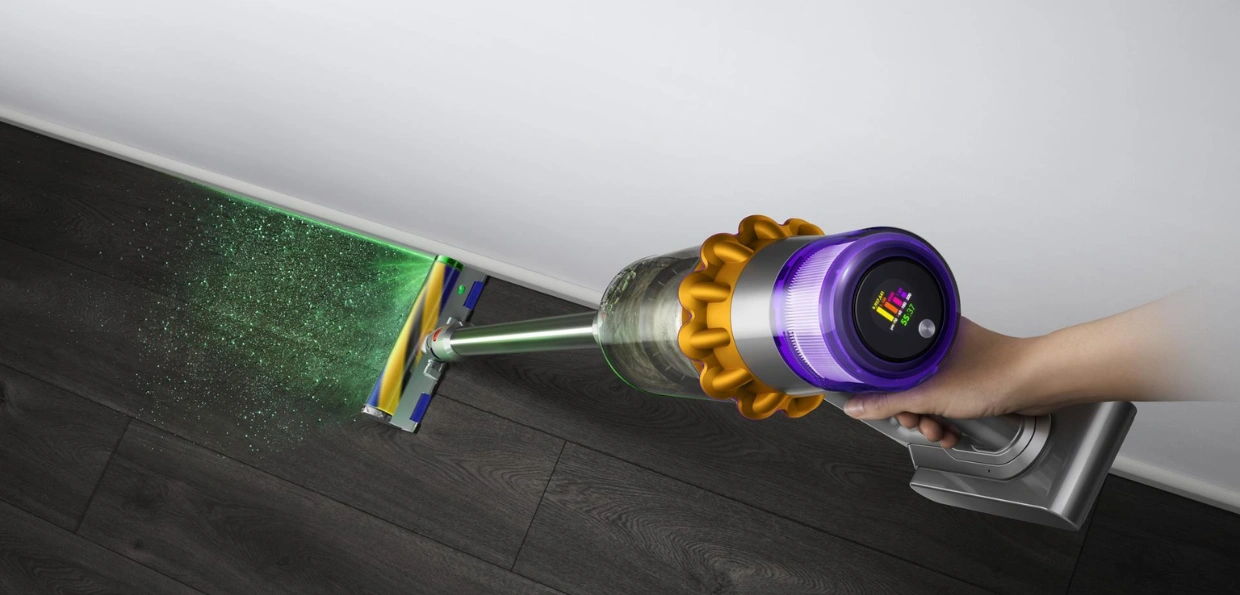 Osvetlenie čistiacej hlavy Fluffy Optic™ odhalí dvakrát viac neviditeľného prachu na tvrdých podlahách, ktoré Dyson V15™ Detect Absolute bez kompromisov vysaje.