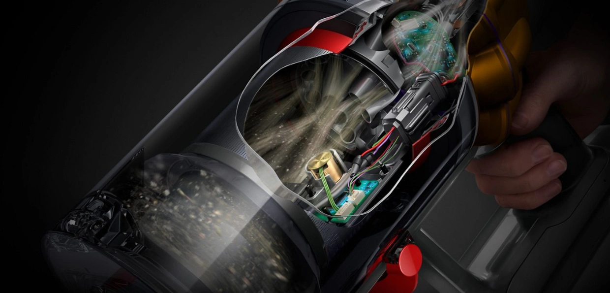 Vstavaný piezoelektrický snímač počíta počet zachytených prachových častíc vďaka čomu vysávač Dyson V15™ Detect Absolute automaticky prispôsobuje svoj sací výkon.