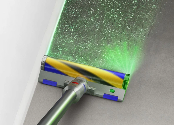 Osvetlenie čistiacej hlavy Fluffy Optic™ odhalí dvakrát viac neviditeľného prachu na tvrdých podlahách, ktoré Dyson V12™ Detect Slim Absolute bez kompromisov vysaje.