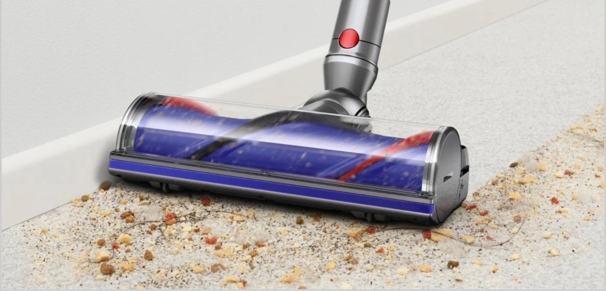 Podlahová hubica Motorbar™ s integrovanými zubami automaticky odstraňuje zamotané vlasy z kefy vysávača Dyson V12™ Detect Slim Absolute.