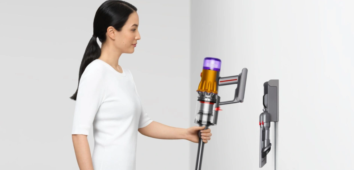 Vysávač Dyson V12™ Detect Slim Absolute máte vždy poruke v nabíjacej kolíske, pripravený na použitie, keď ho potrebujete.