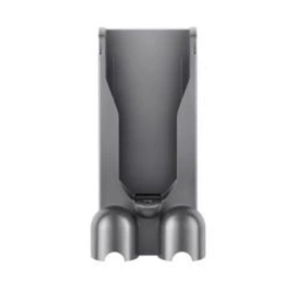 Nástenný držiak na nabíjanie vysávača Dyson V12™ Detect Slim Absolute ho nielen nabije, ale aj poskytne priestor na doloženie prílušenstva.