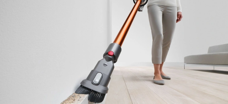 Ľahký a ergonomický tyčový vysávač Dyson Cyclone V10™ Absolute vyčistí ťažko prístupné miesta vo vašej domácnosti jediným plynulým pohybom.