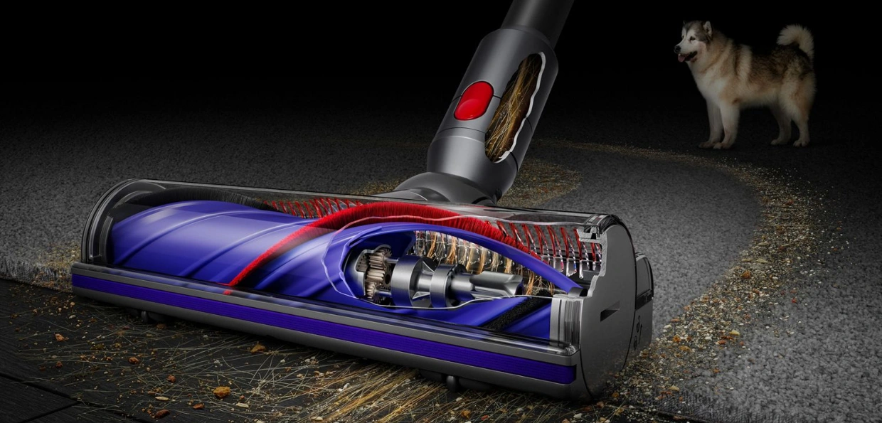 Podlahová hubica Motorbar™ s integrovanými zubami automaticky odstraňuje zamotané vlasy z kefy vysávača Dyson Cyclone V10™ Absolute.