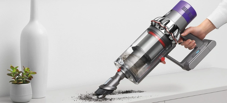 Špeciálne navrhnutá kombinovaná hubica spája širokú štrbinu a kefu v jednom nadstavci.