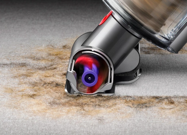 Vďaka Motorizovanej kefy v kompaktnej hlavici si vysávač Dyson Cyclone V10™ Absolute poradí aj s odolnými nečistotami – vrátane dlhých vlasov, vlákien či zvieracích chlpov z matracov, čalúnenia a schodov.