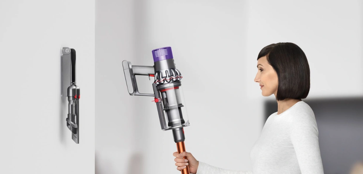 Vysávač Dyson Cyclone V10™ Absolute máte vždy poruke v nabíjacej kolíske, pripravený na použitie, keď ho potrebujete.