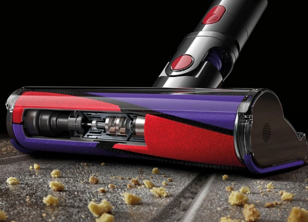 Špeciálna mäkká hubica vysávača Dyson Cyclone V10™ Absolute je navrhnutá tak, aby bola maximálne šetrná k tvrdým povrchom – no nekompromisná voči prachu a špine.