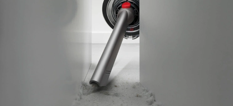 Štrbinová hubica tyčového vysávača Dyson Cyclone V10™ Absolute je navrhnutá na precízne čistenie v rohoch a ťažko prístupných úzkych priestoroch.