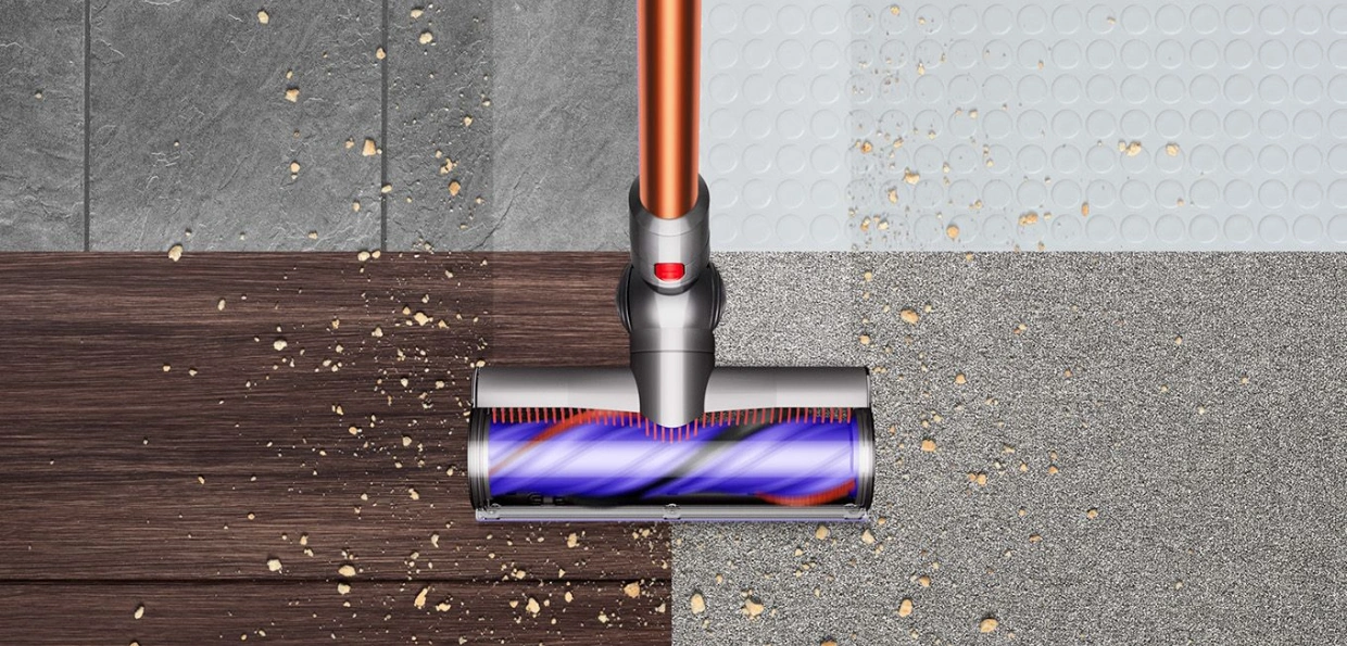 Vysávač Dyson Cyclone V10™ Absolute výkonne čistí a vysáva nečistoty, prach a vlasy zo všetkých typov podláh.