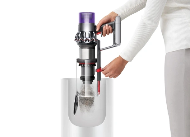 Hygienický mechanizmus vysávača Dyson Cyclone V10™ Absolute uvoľní prach aj nečistoty jedným pohybom, bez toho, aby ste sa ich museli dotknúť.