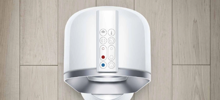 Zakrivený magnetický dizajn umožňuje pohodlné uloženie diaľkového ovládača na ventilátore Dyson Hot+Cool™ AM09.