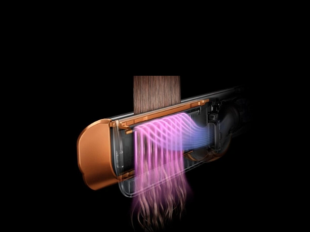 Bez kontaktu s horúcimi platňami žehličky Dyson Airstrait™ HT01 sa zachová prirodzená sila a lesk vlasov.