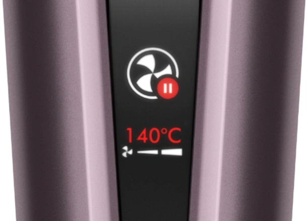 Po troch sekundách nečinnosti sa žehlička Dyson Airstrait™ HT01 automaticky zastaví. Pre obnovenie prúdenia vzduchu ňou jednoducho pohýbte.