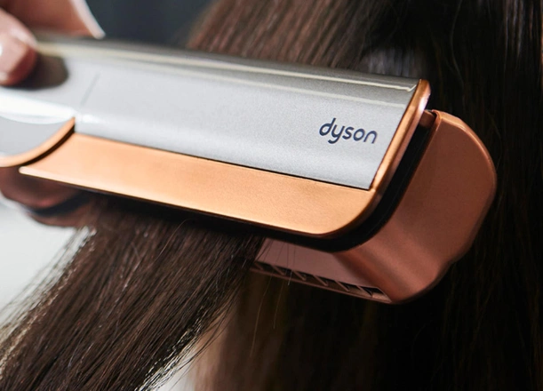 Žehlička Dyson Airstrait™ HT01 rozpozná, keď vlasy nie sú medzi jej ramenami, a automaticky zníži prúdenie vzduchu na nízke hodnoty – pre tichší a efektívnejší styling.