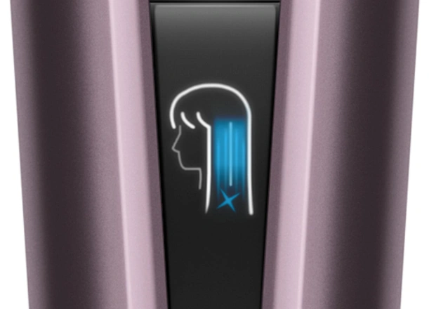 Farebný displej s vysokým rozlíšením žehličky Dyson Airstrait™ HT01 zobrazuje nastavenie prúdenia vzduchu a teploty pre ľahkú orientáciu pri stylingu.