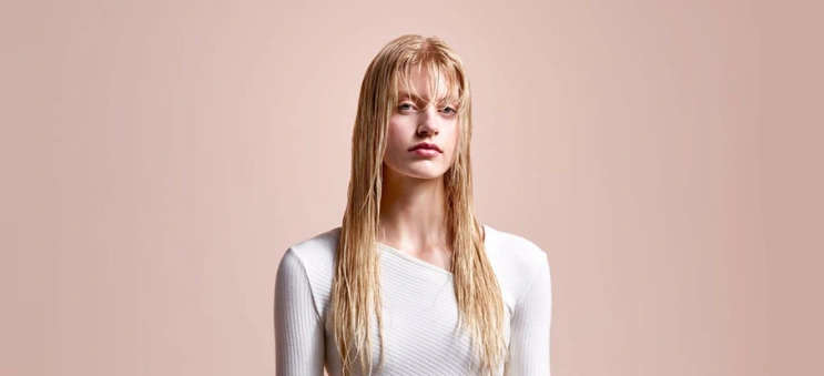 Vďaka trom predprogramovaným teplotným úrovniam (0 °C, 110 °C a 140 °C) žehlička na vlasy Dyson Airstrait™ HT01 narovná a vysuší mokré vlasy jedným ťahom.