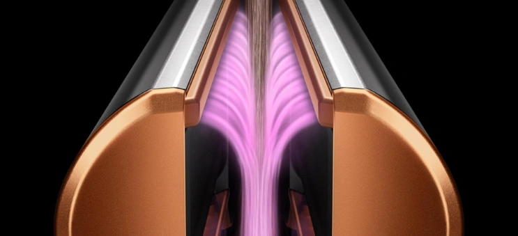 Žehlička Dyson Airstrait™ HT01 smeruje prúdenie vzduchu nadol pod uhlom 45°, aby sa vytvorilo napnutie potrebné na vyrovnanie vlasov - pre hladký konečný účes s menším poškodením a lámavosťou.