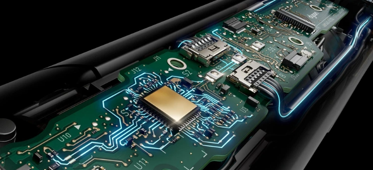 Termistory zo sklenených guľôčok umiestnené v ramenách žehličky Dyson Airstrait™ HT01 regulujú teplotu prúdenia vzduchu až 16-krát za sekundu, aby zabránili poškodeniu extrémnym teplom a chránili prirodzený lesk vlasov.