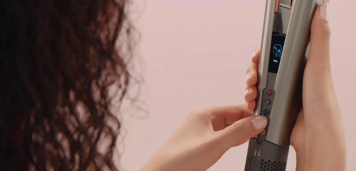 Dyson Airstrait™ HT01 zjednoduší vašu dennú rutinu pri úprave vpasov a skráti čas až o 25 %.