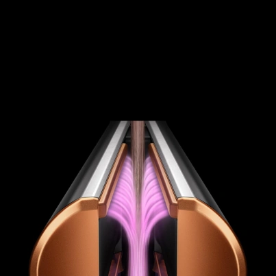 žehlička Dyson Airstrait™ HT01 smeruje prúdenie vzduchu pod uhlom 45°, takže dosiahnete hladký účes s menším lámaním vlasov.