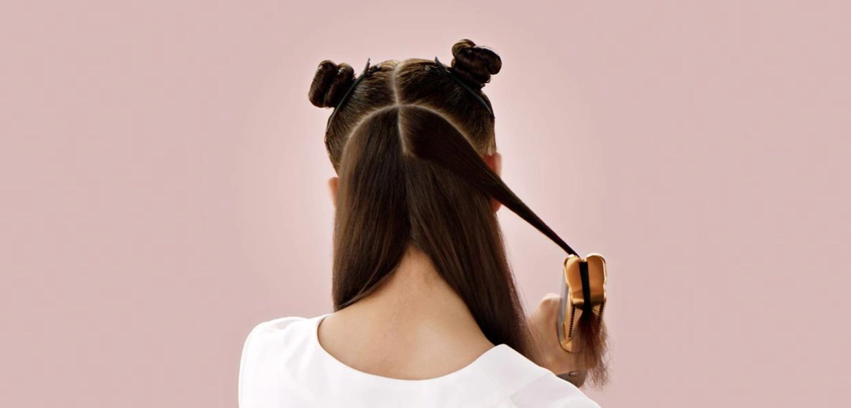 Inovatívna žehlička na vlasy Dyson Airstrait™ HT01 suší a žehlí vlasy tak, aby zachovalo prirodzený lesk a zdravie vlasov.