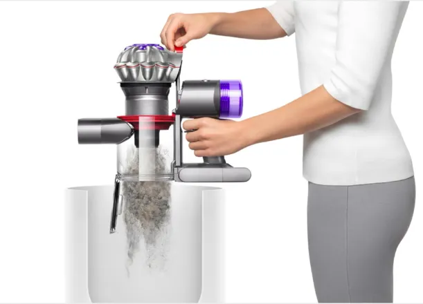 ygienický mechanizmus vysávača Dyson V8™ Advanced uvoľní prach aj nečistoty jedným pohybom, bez toho, aby ste sa ich museli dotknúť.