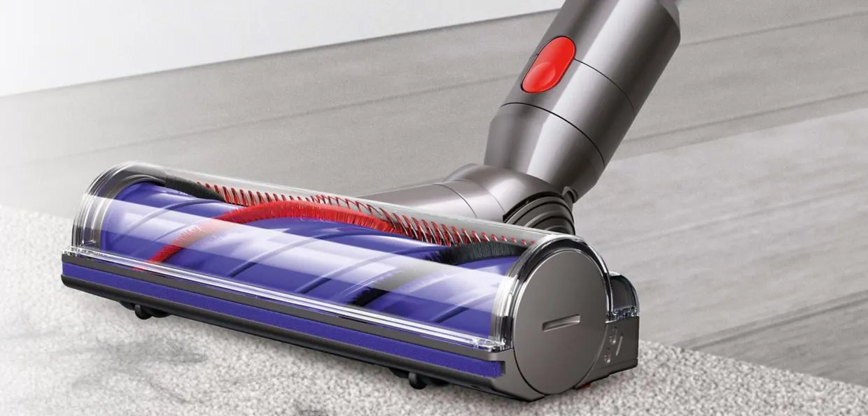 Podlahová hubica Motorbar™ s integrovanými zubami automaticky odstraňuje zamotané vlasy z kefy vysávača Dyson V8™ Advanced