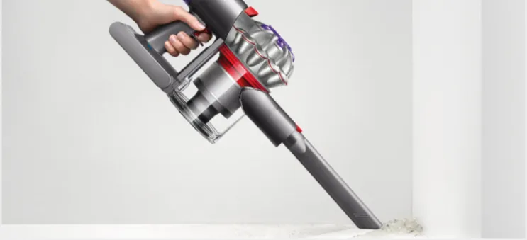 Štrbinová hubica tyčového vysávača Dyson V8™ Advanced je navrhnutá na precízne čistenie v rohoch a ťažko prístupných úzkych priestoroch.