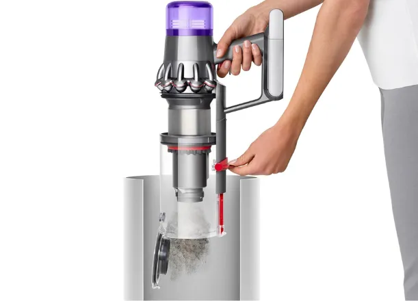 ygienický mechanizmus vysávača Dyson V11™ Advanced uvoľní prach aj nečistoty jedným pohybom, bez toho, aby ste sa ich museli dotknúť.