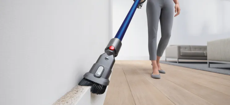 Špeciálne navrhnutá kombinovaná hubica spája širokú štrbinu a kefu v jednom nadstavci.