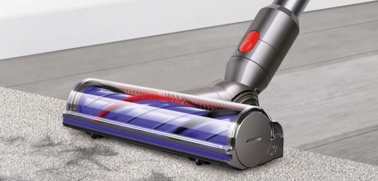 Podlahová hubica Motorbar™ s integrovanými zubami automaticky odstraňuje zamotané vlasy z kefy vysávača Dyson V11™ Advanced