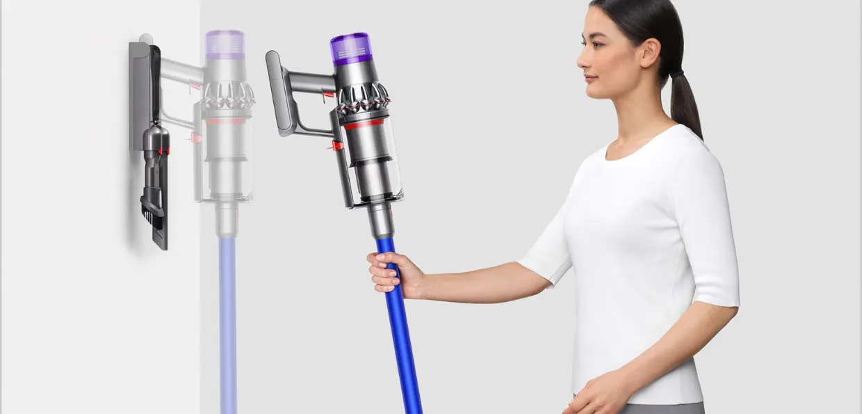 Vysávač Dyson V11™ máte vždy poruke v nabíjacej kolíske, pripravený na použitie, keď ho potrebujete.