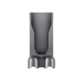 Nástenný držiak na nabíjanie vysávača Dyson V11™ Advance ho nielen nabije, ale aj poskytne priestor na doloženie prílušenstva.