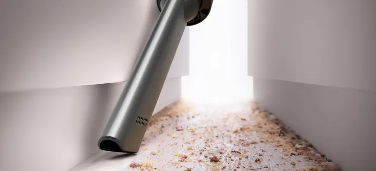 Štrbinová hubica tyčového vysávača Dyson V11™ Advanced je navrhnutá na precízne čistenie v rohoch a ťažko prístupných úzkych priestoroch.